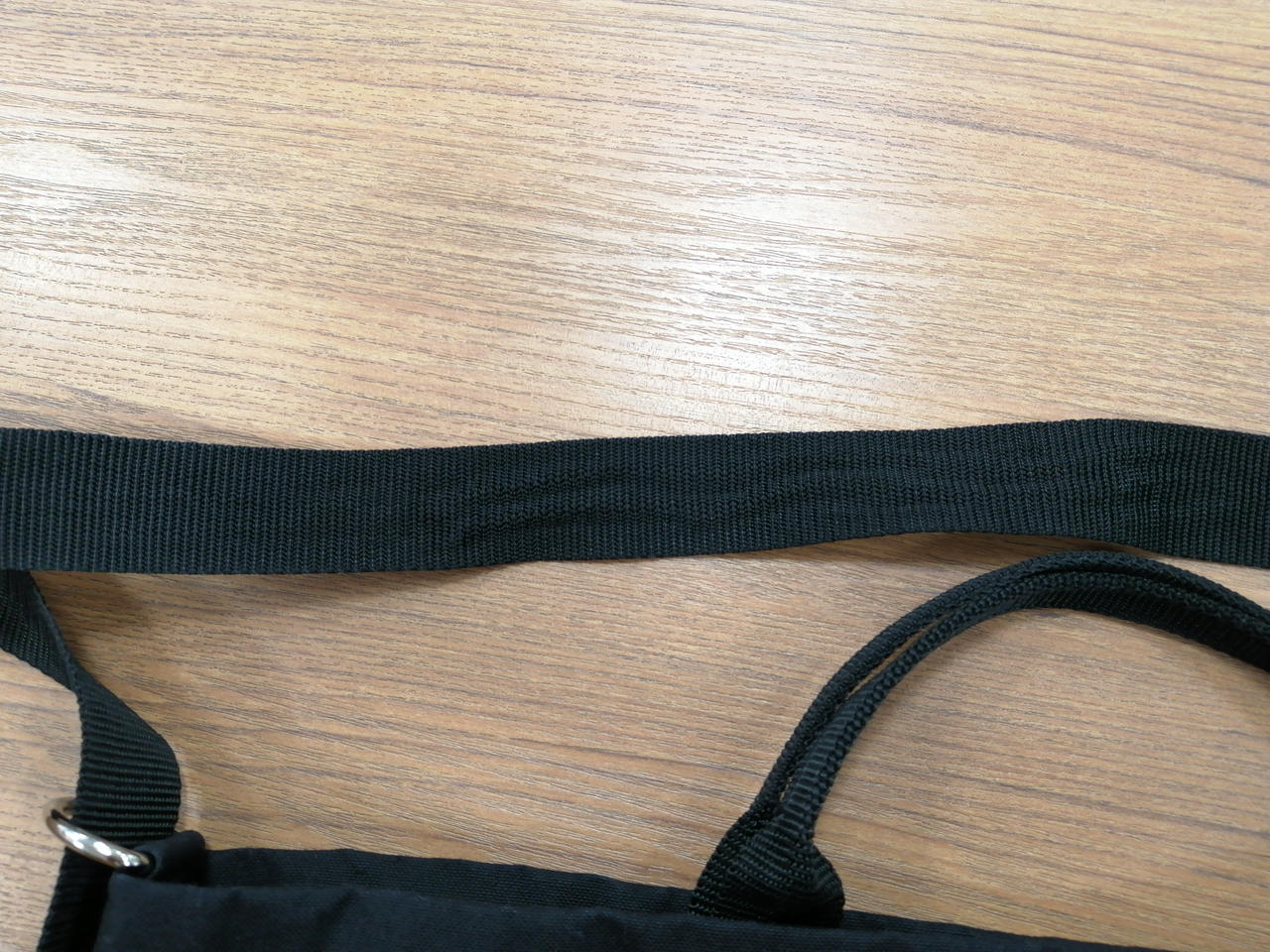 ショルダー紐にややよれがあります