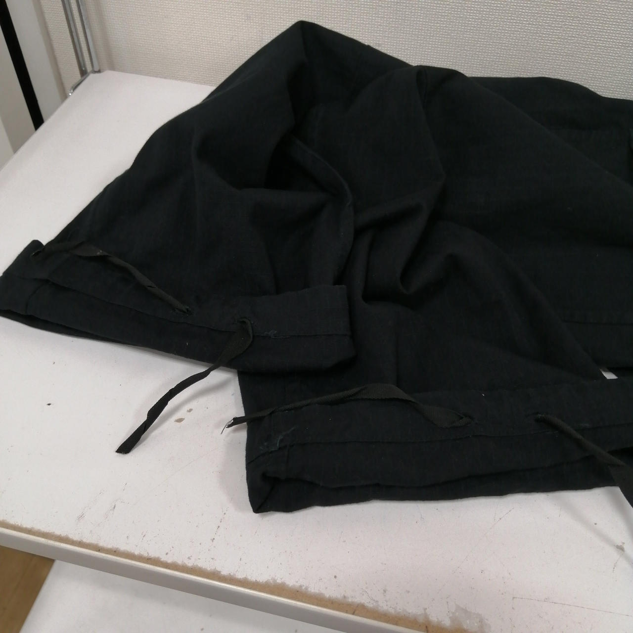 裾に紐あり