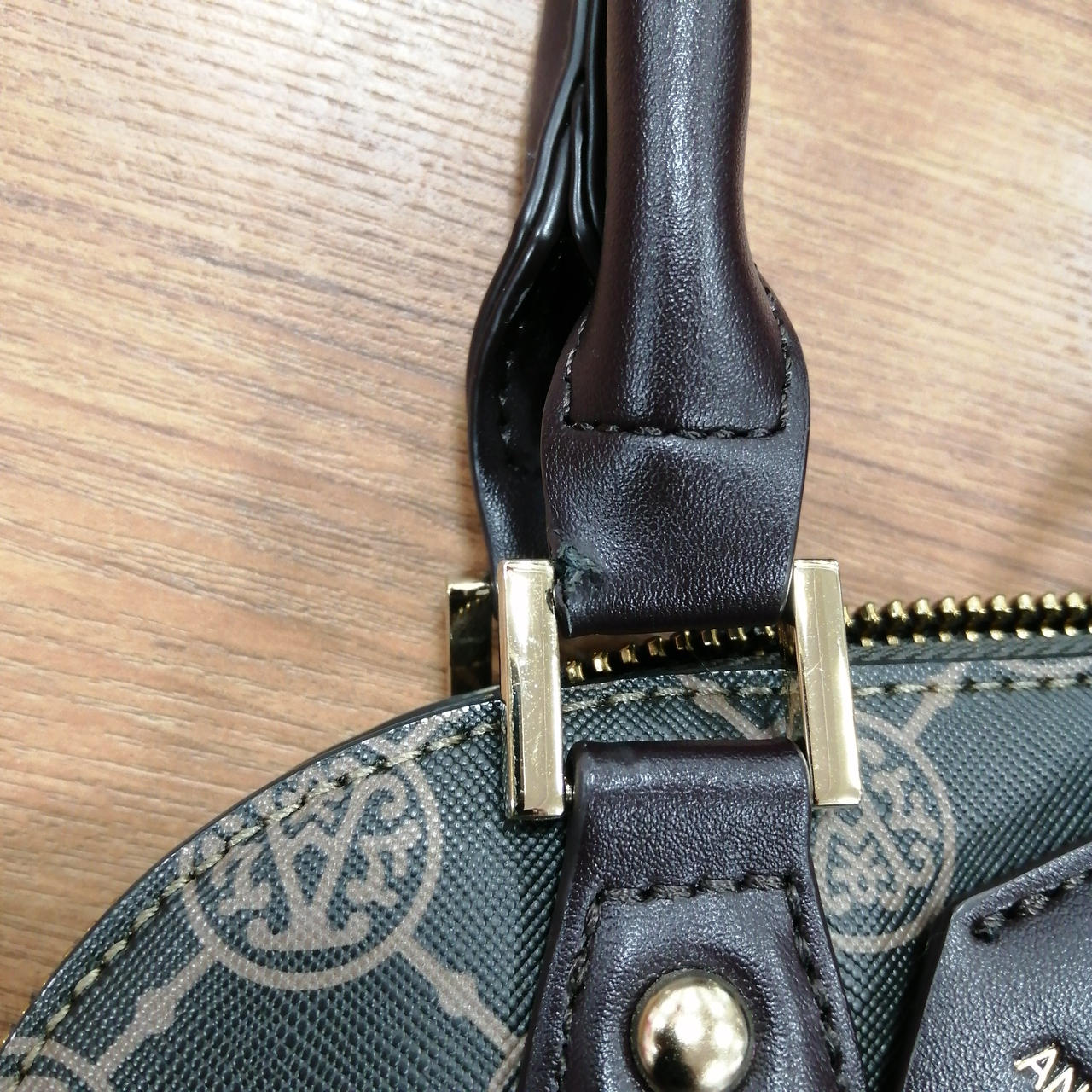 持ち手部分に剥がれがございます