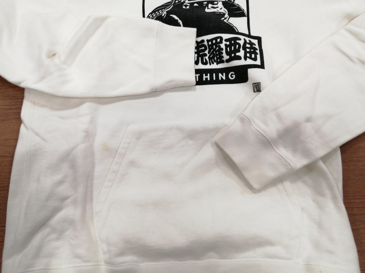 前面、袖にシミ汚れがございます