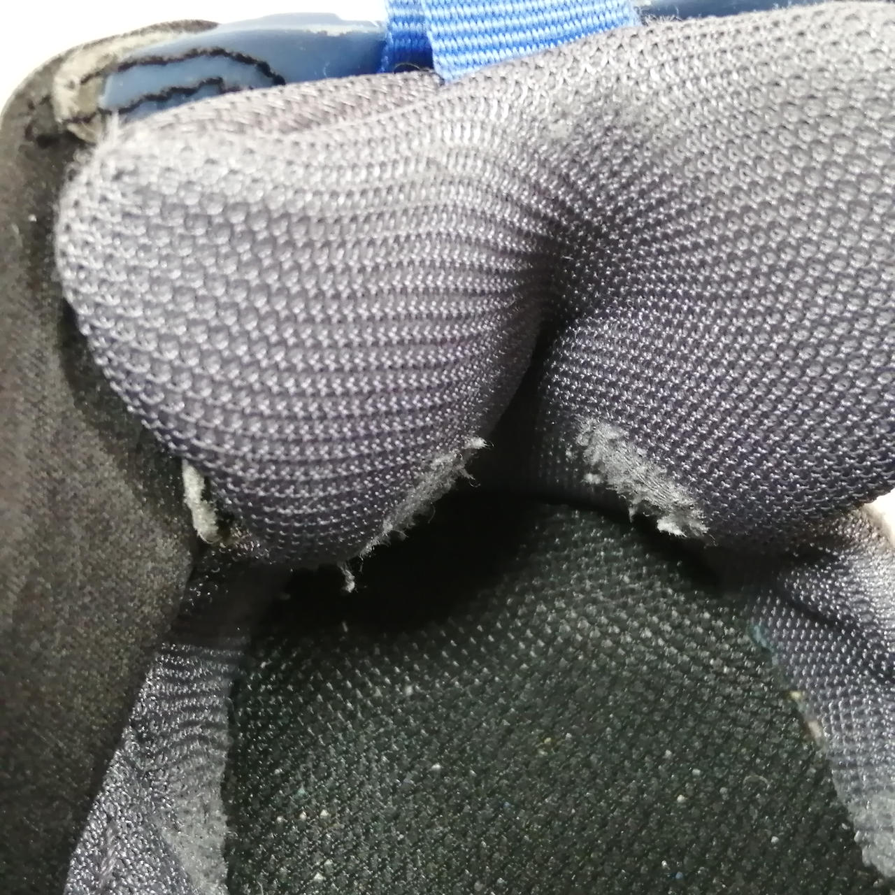 両かかと内側に破れがございます