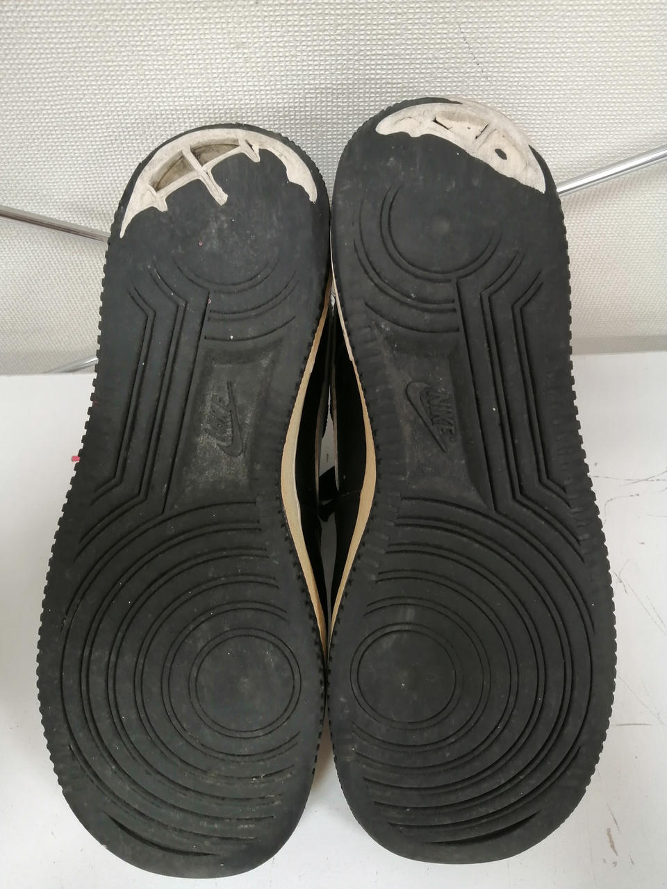 かかとに擦れ、破れがございます