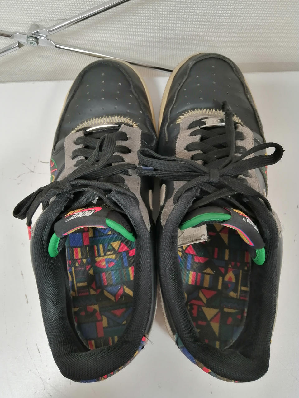 靴紐に破損がございます