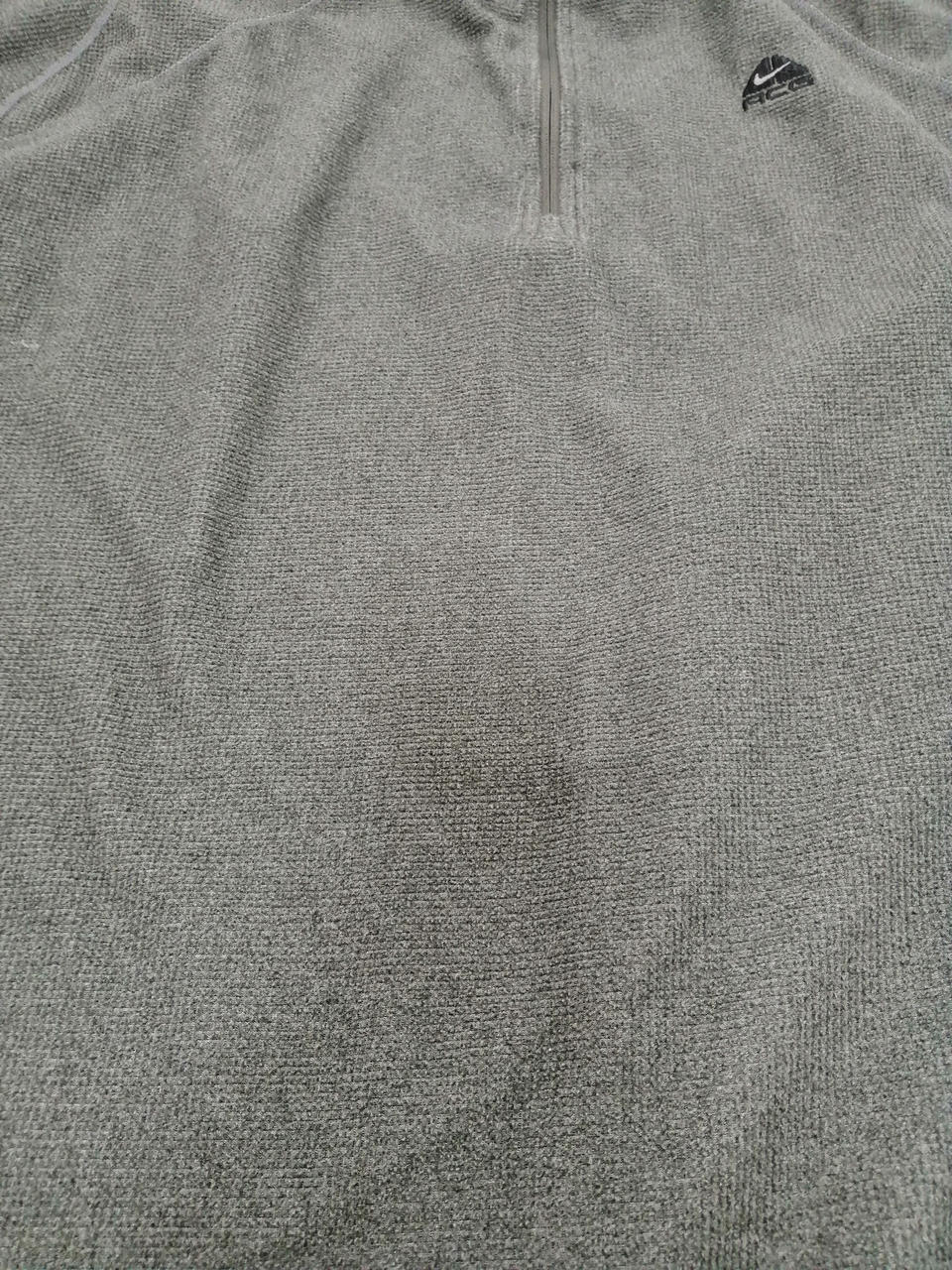 前面にシミがございます