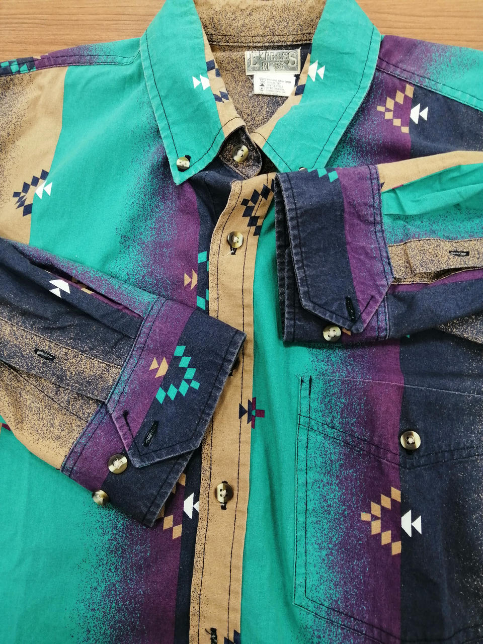 袖口にやや擦れあります