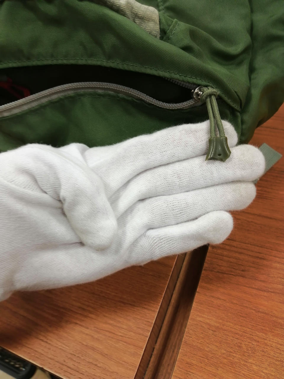 ファスナー持ち手に破損あります