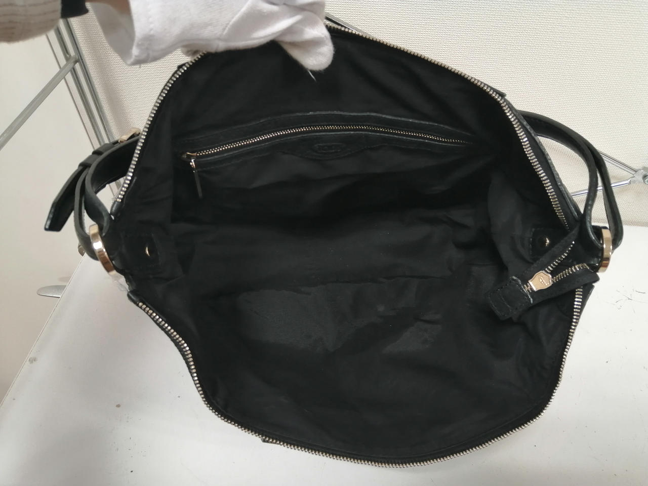 内袋にシミ汚れがございます