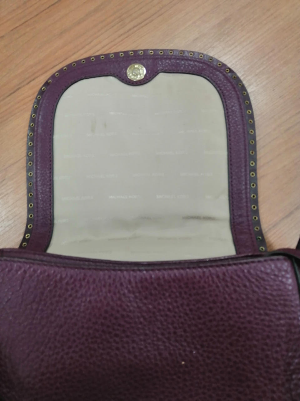 蓋部分裏布にシミ汚れがあります