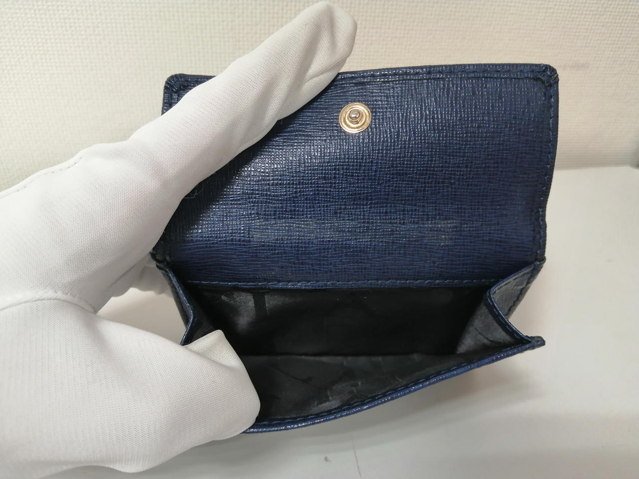 蓋部分の裏側に擦れがあります