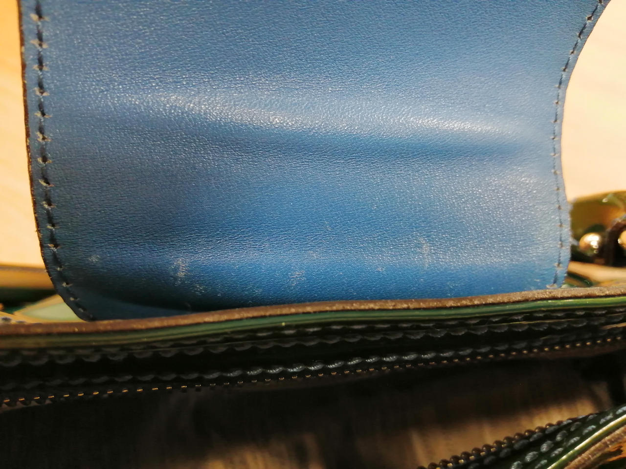 留め具裏側に傷がございます