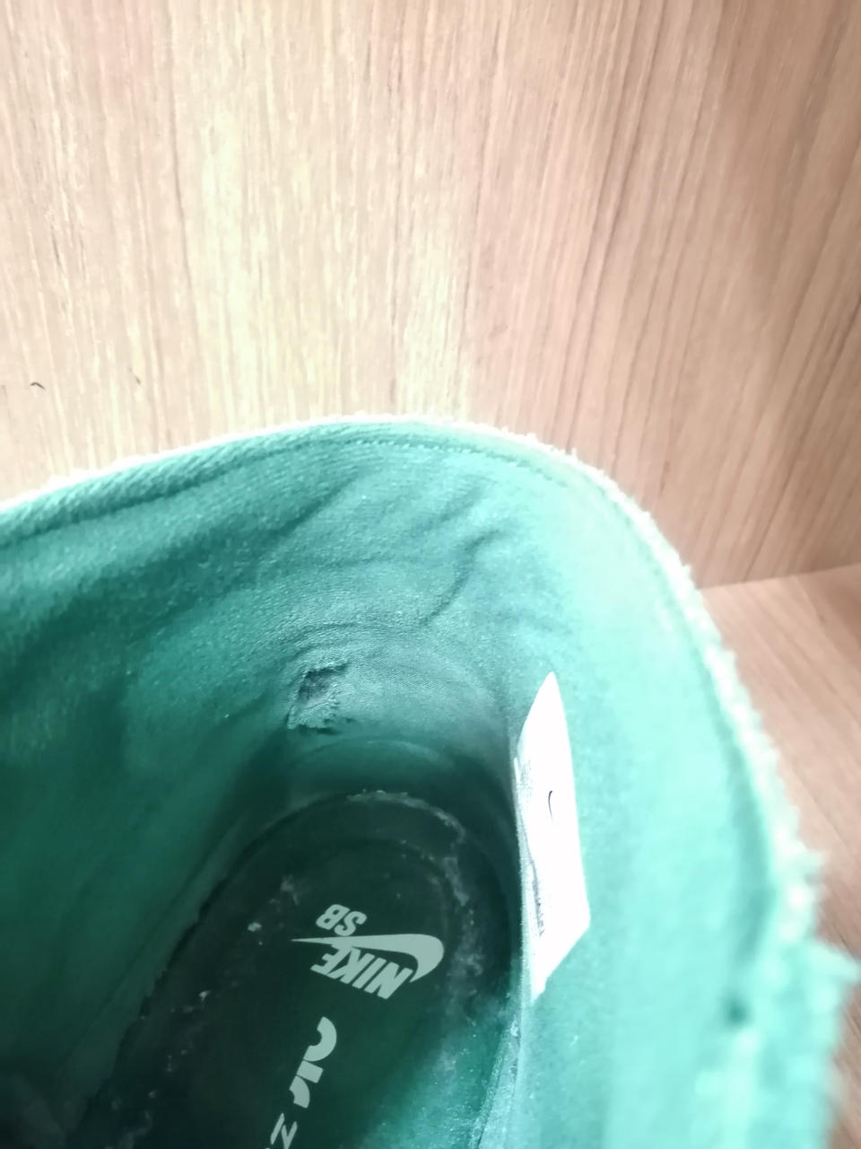 右かかと内側に破れがあります