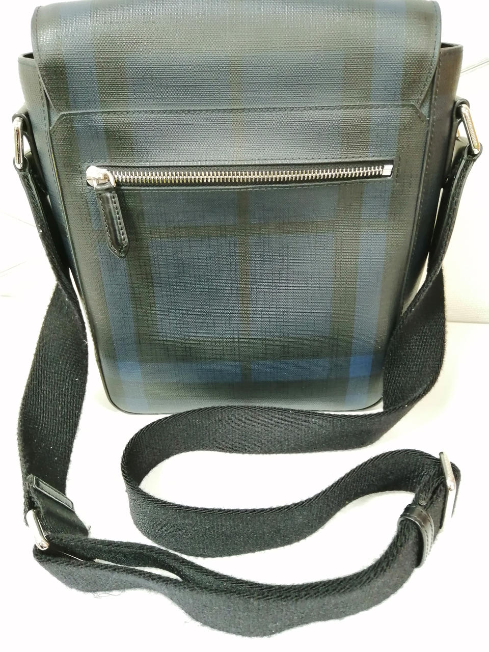 ショルダー紐にやや使用感があります