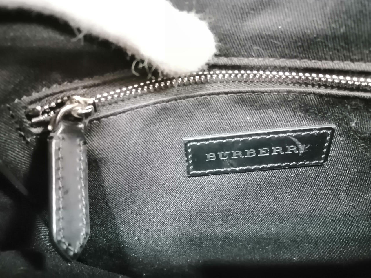 内側タグに傷があります