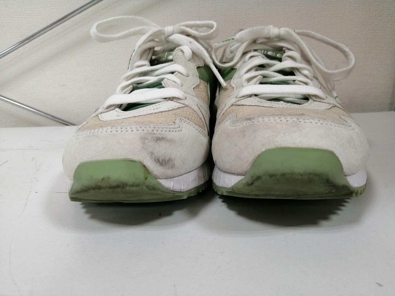 爪先部分に汚れがあります