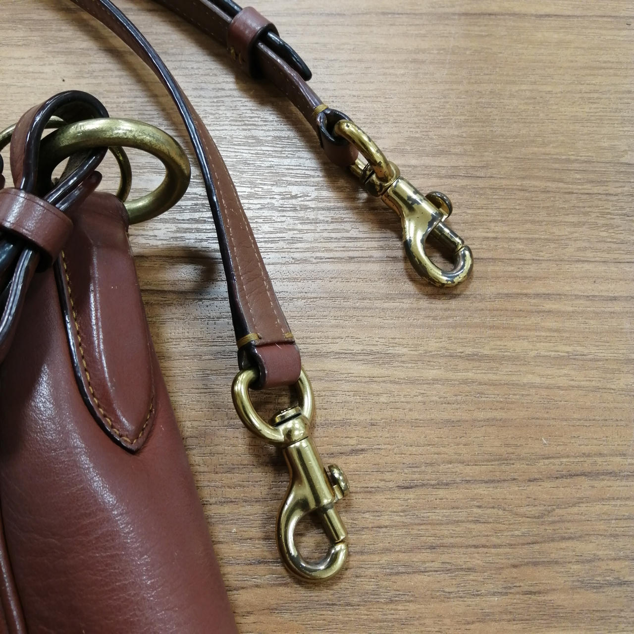 ショルダー紐金属部分に剥がれがあります