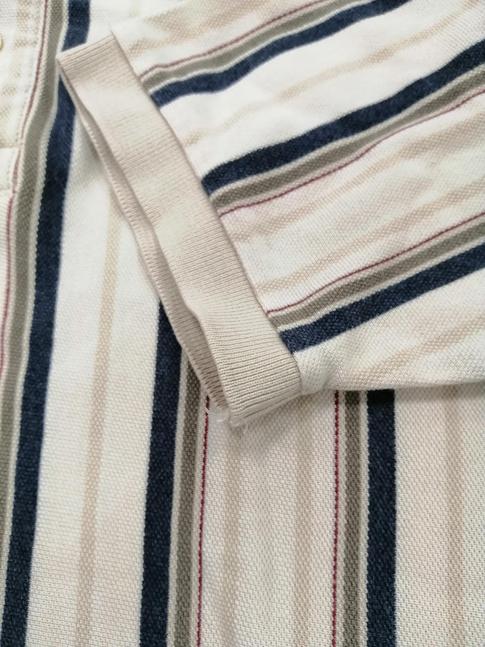 袖口に多少の使用感があります