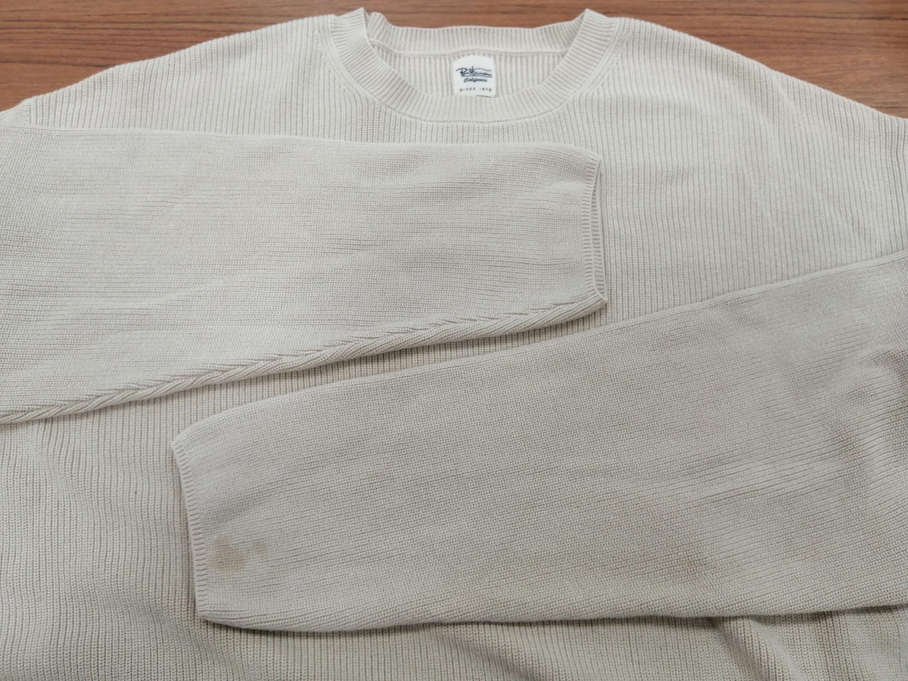 袖口に汚れがあります