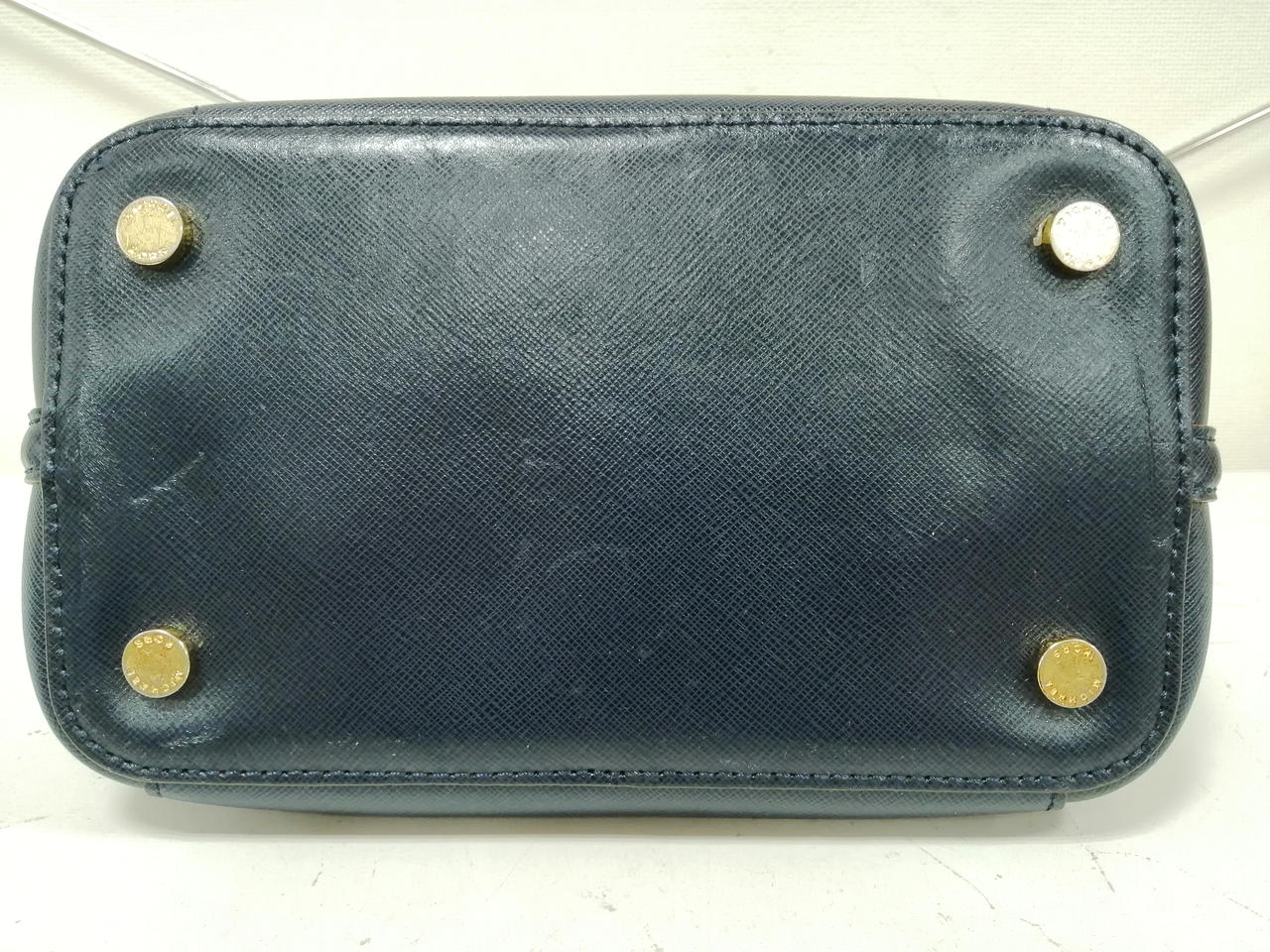 底面に多少の傷があります