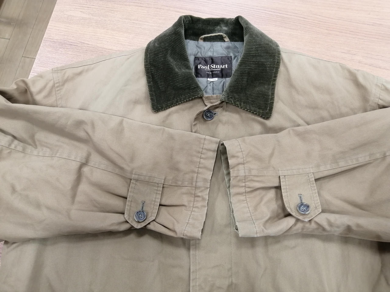 袖口に擦れや穴があります