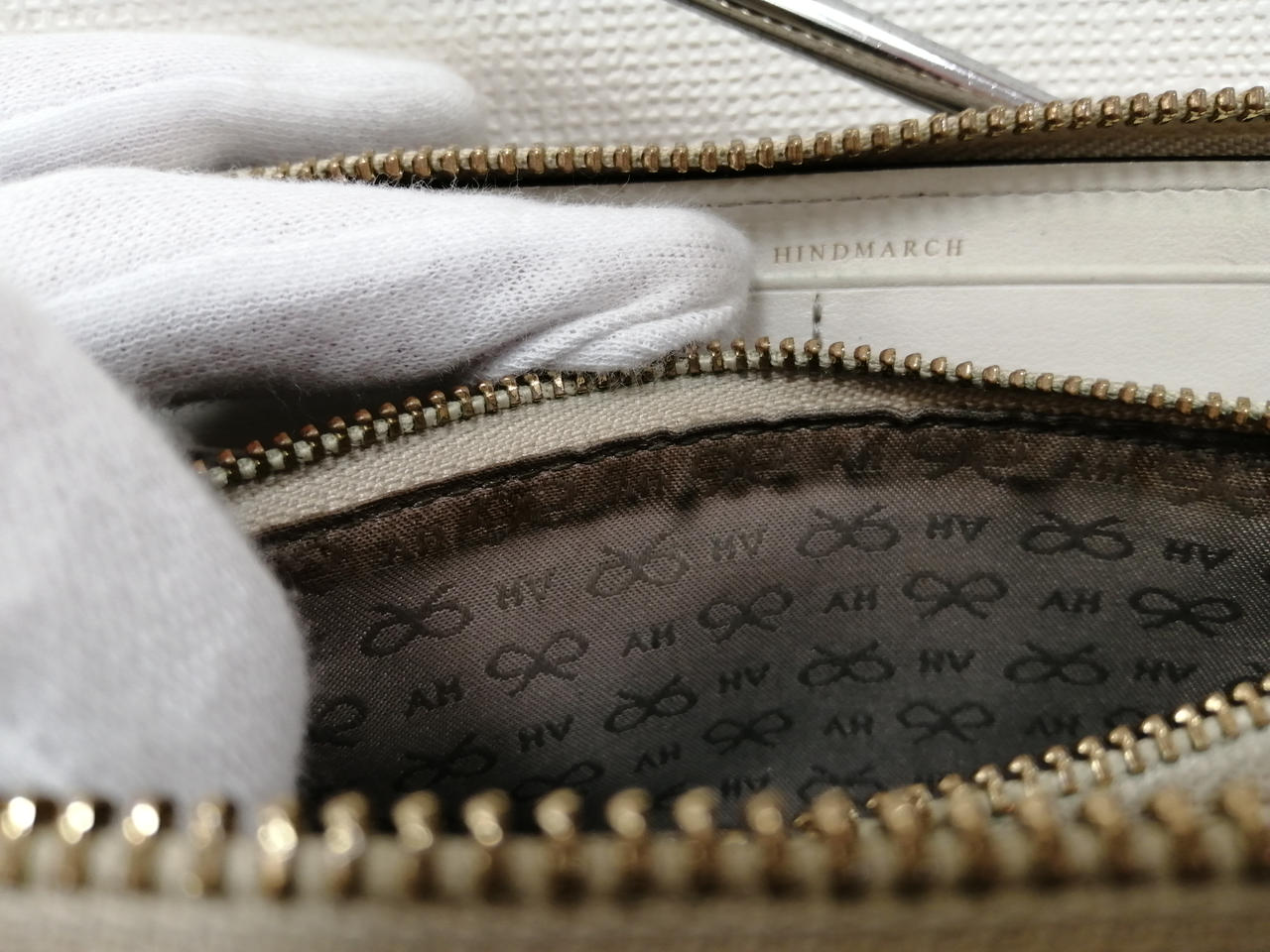 コインケース入れ口に汚れがあります