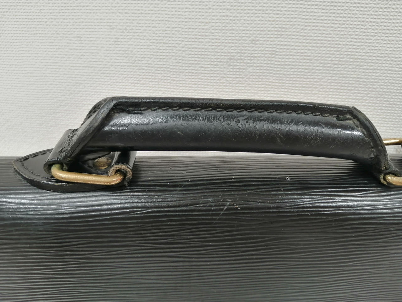 持ち手に剥がれがあります