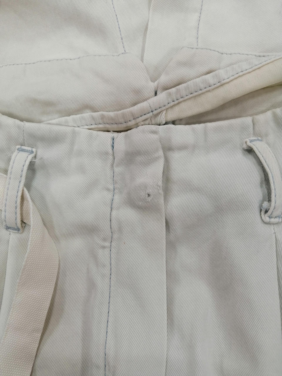 ウエストボタン部分に穴がございます