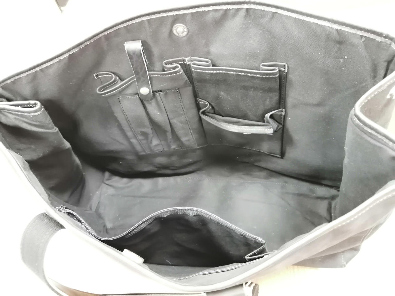 内ポケットに折れがございます