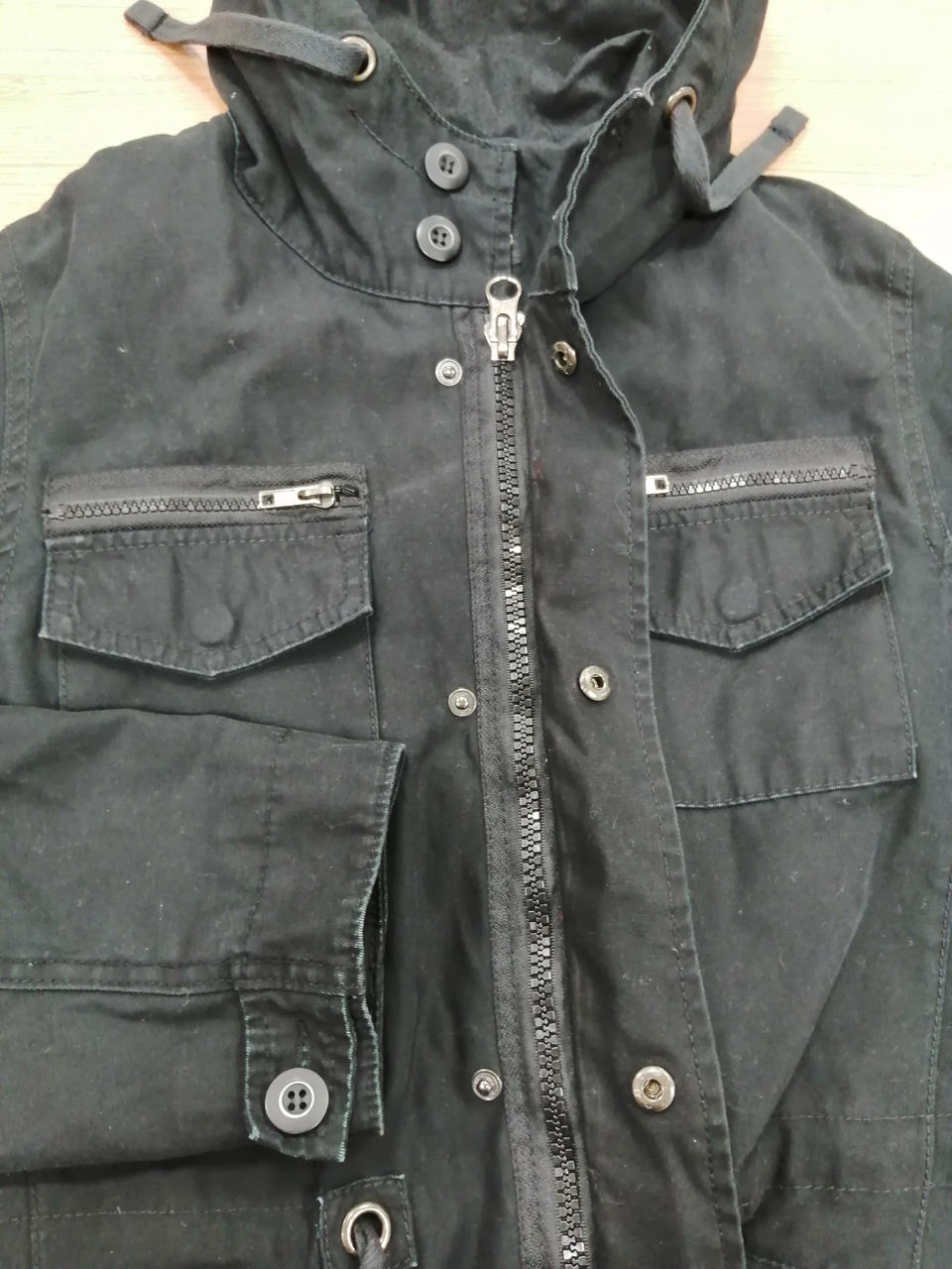 袖口に擦れがございます