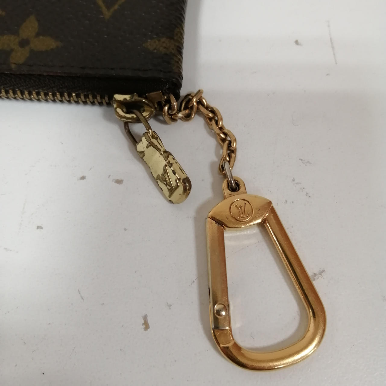 ファスナーに剥がれがございます