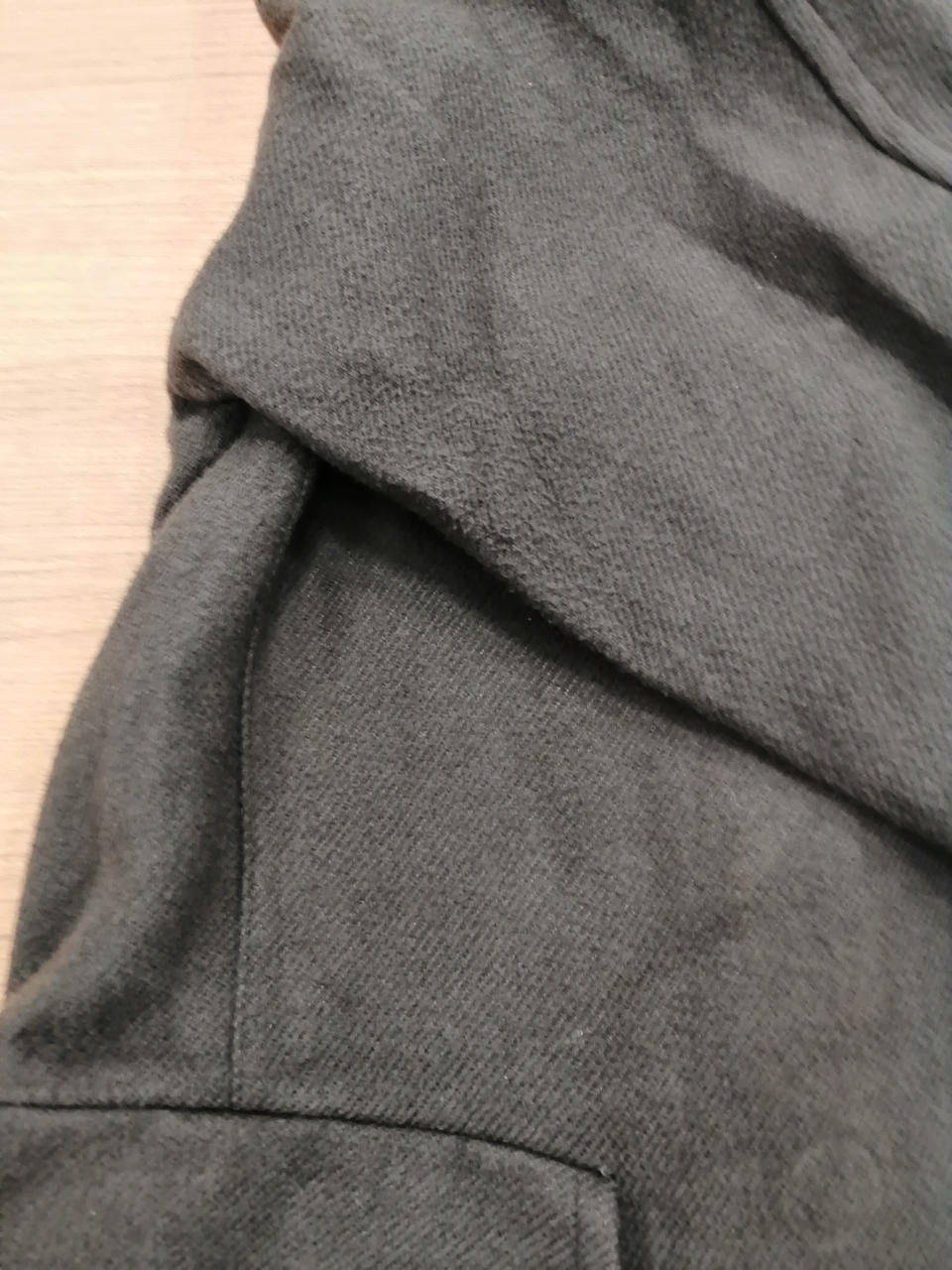 全体的に毛羽立ちがございます