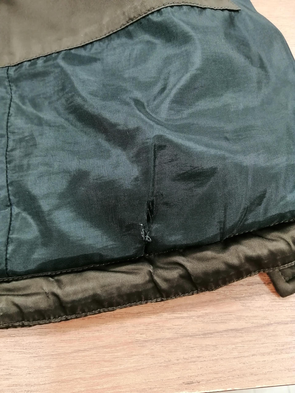 内側に破れがございます