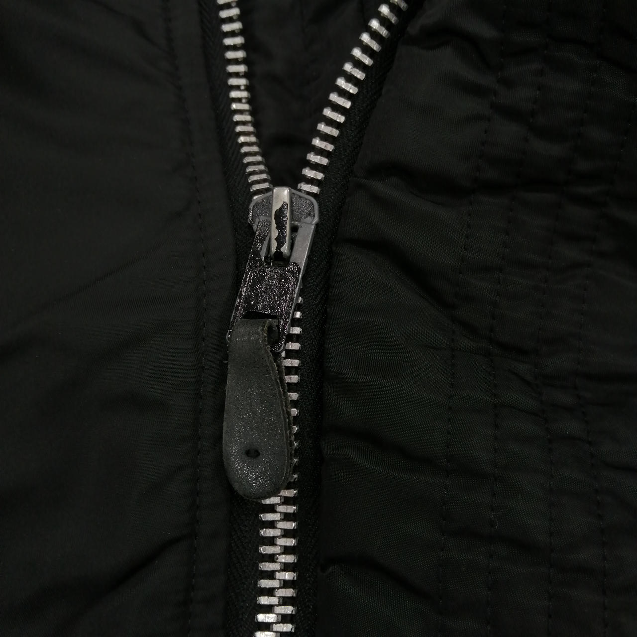 ファスナーに剥がれがございます