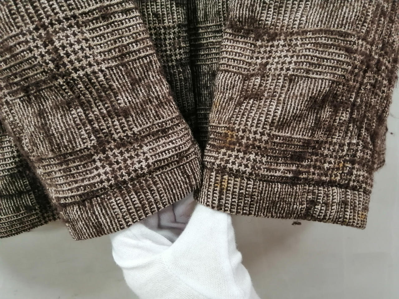 袖部分にシミがございます。