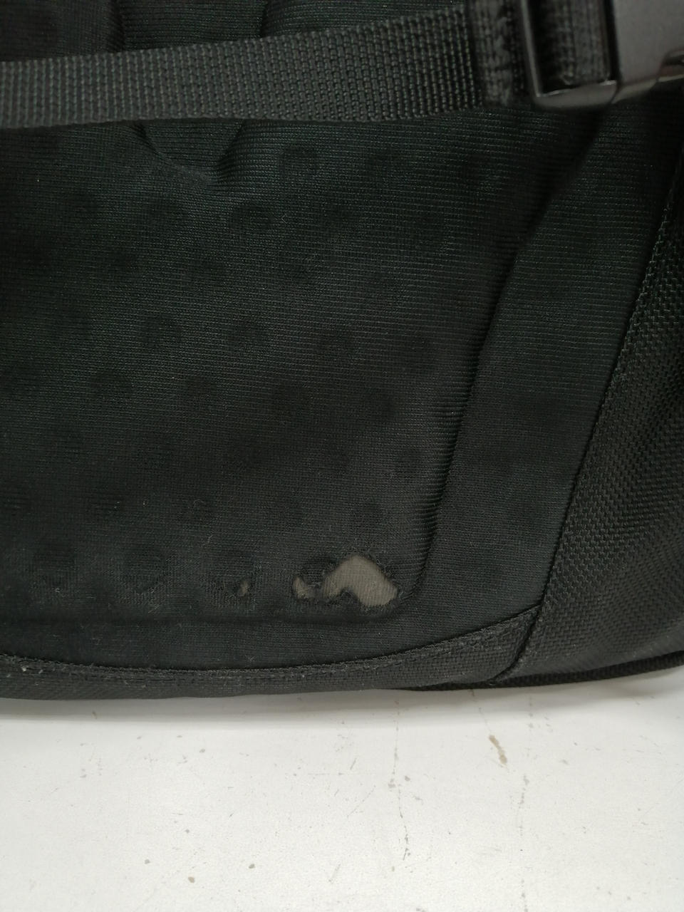 裏側　小さな剥がれあり