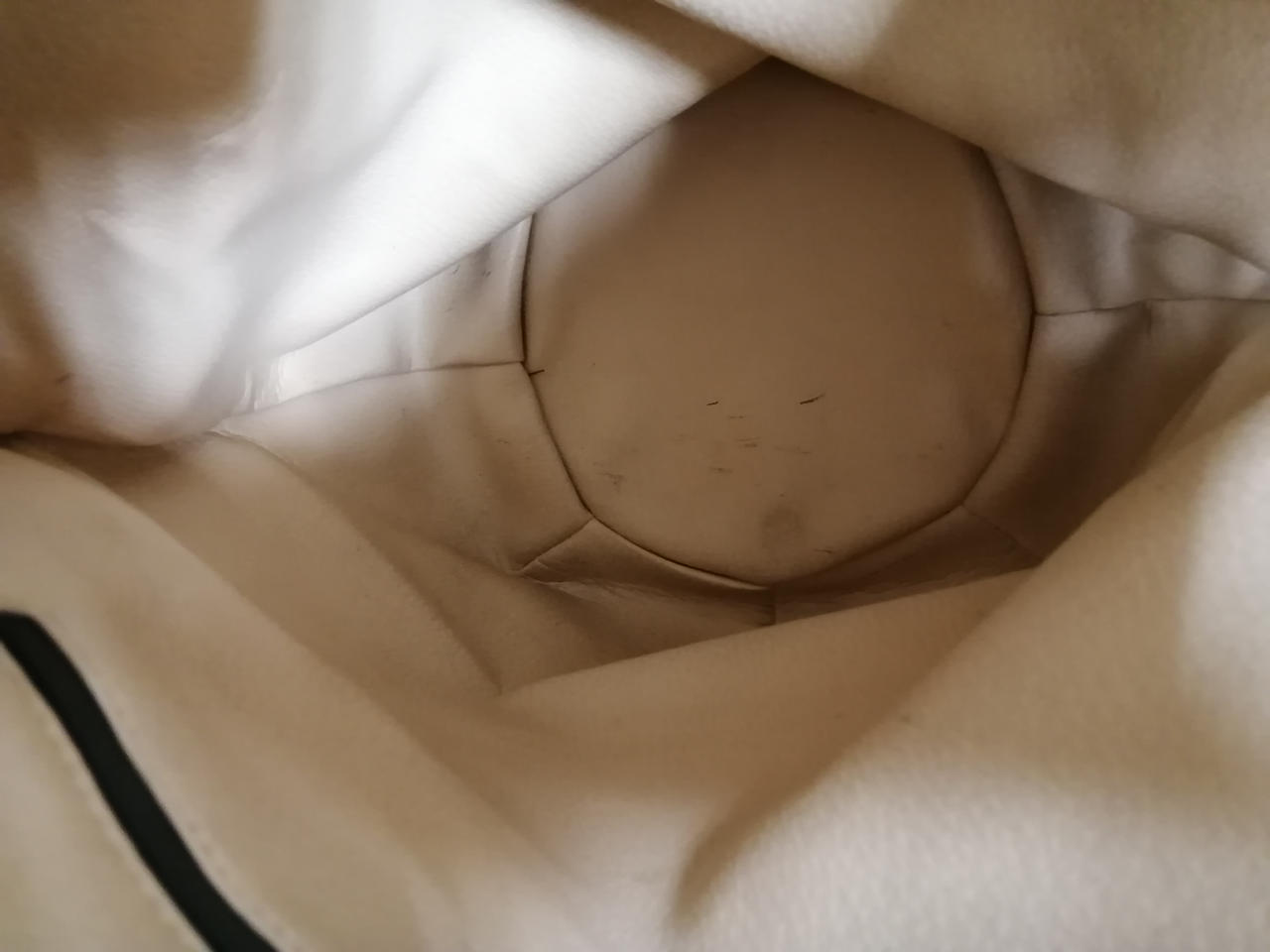 中の底部分にお汚れあり