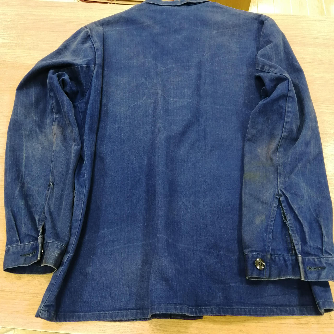 肘、全体に汚れがあります