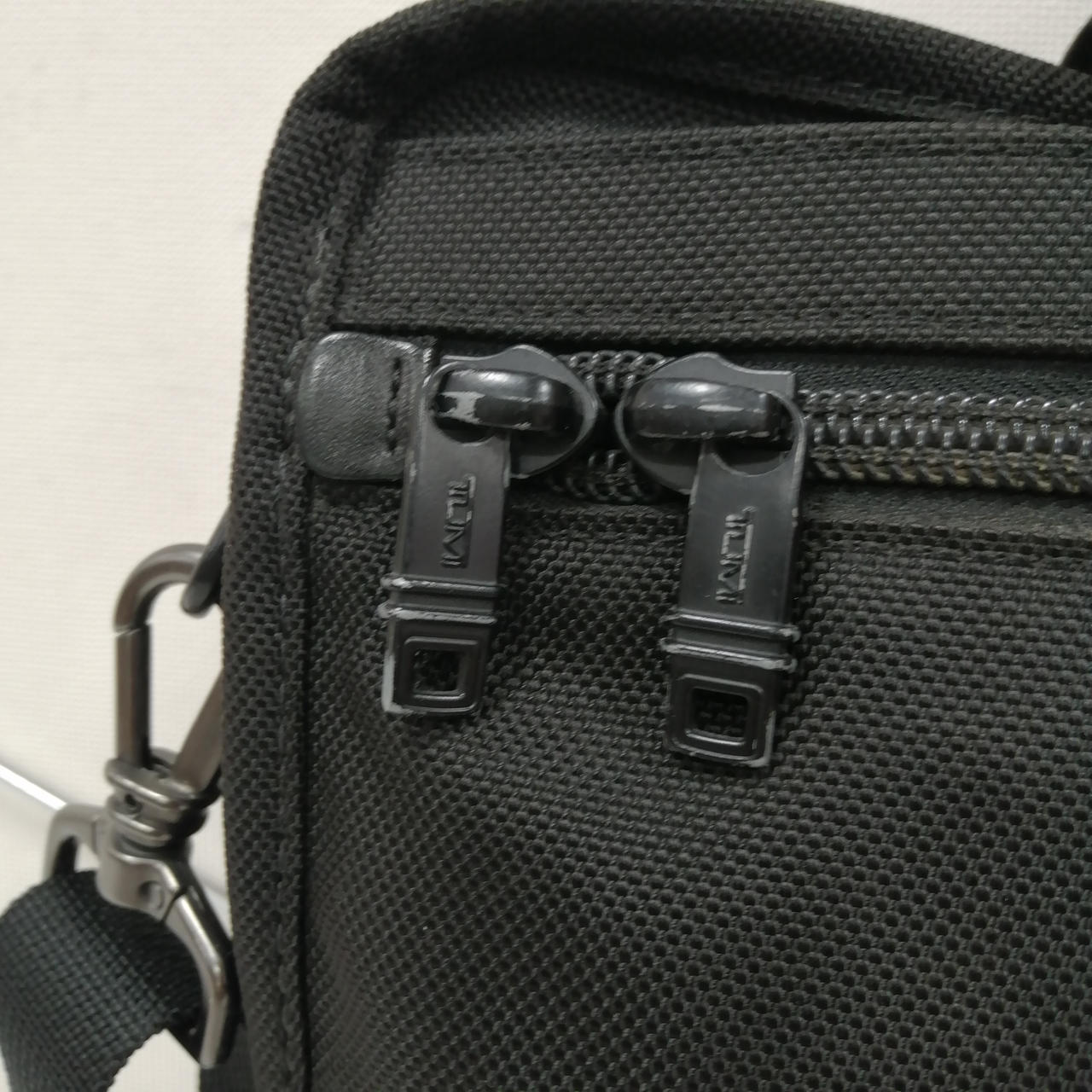 ファスナー金具に剥がれがございます