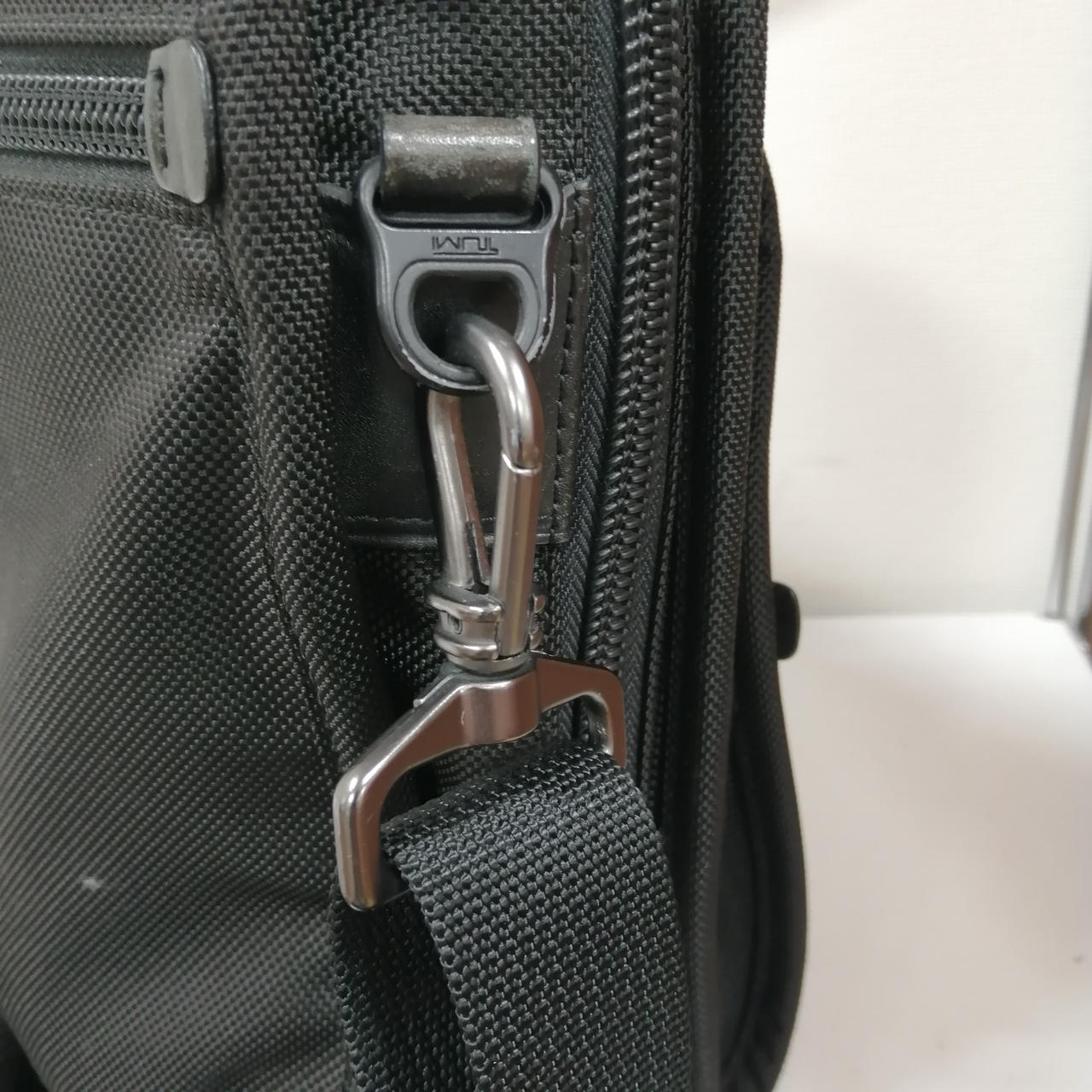 ショルダー紐連結金具に剥がれがございます