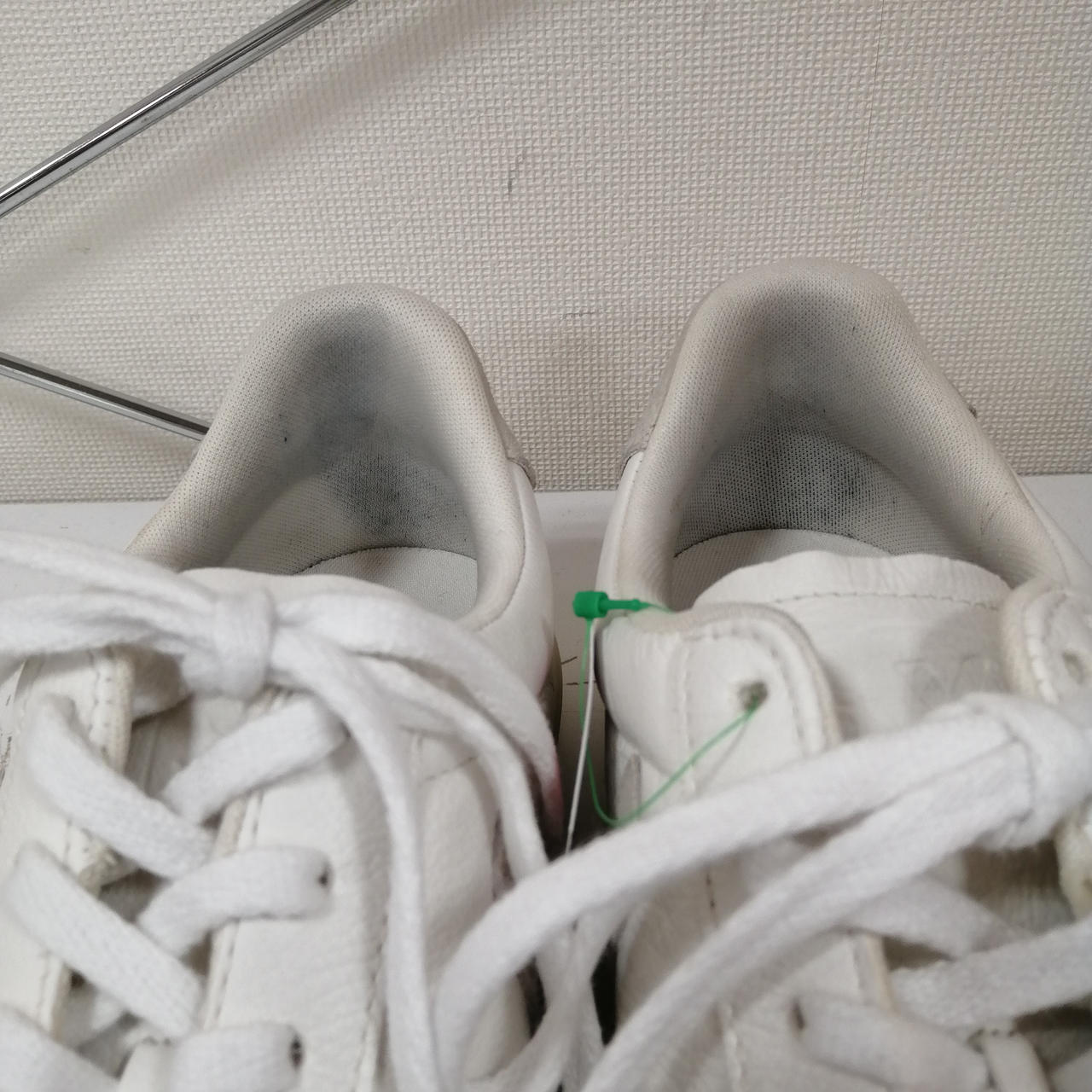 かかと内側にお汚れがございます
