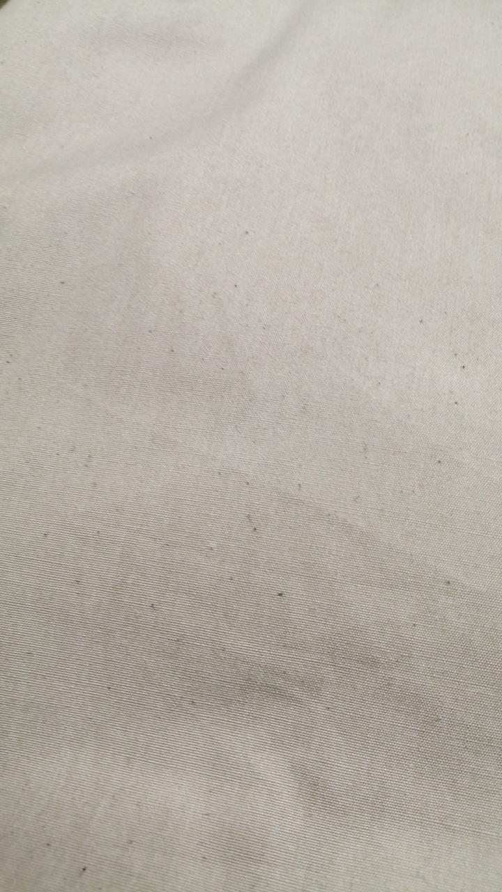 黒い繊維の様な物が付着しています