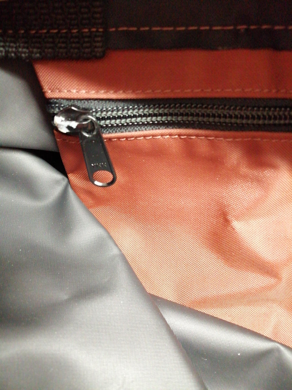 内側ポケットのファスナー汚れあり