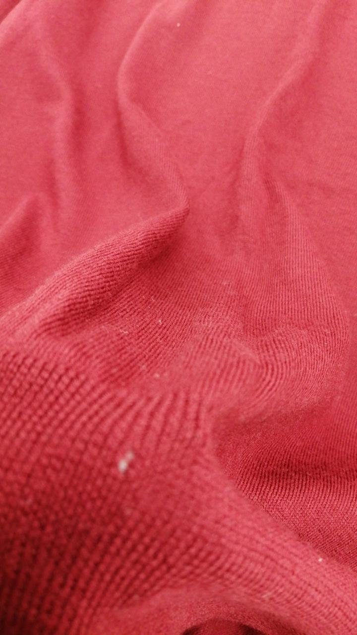 正面裾付近小さな穴あり