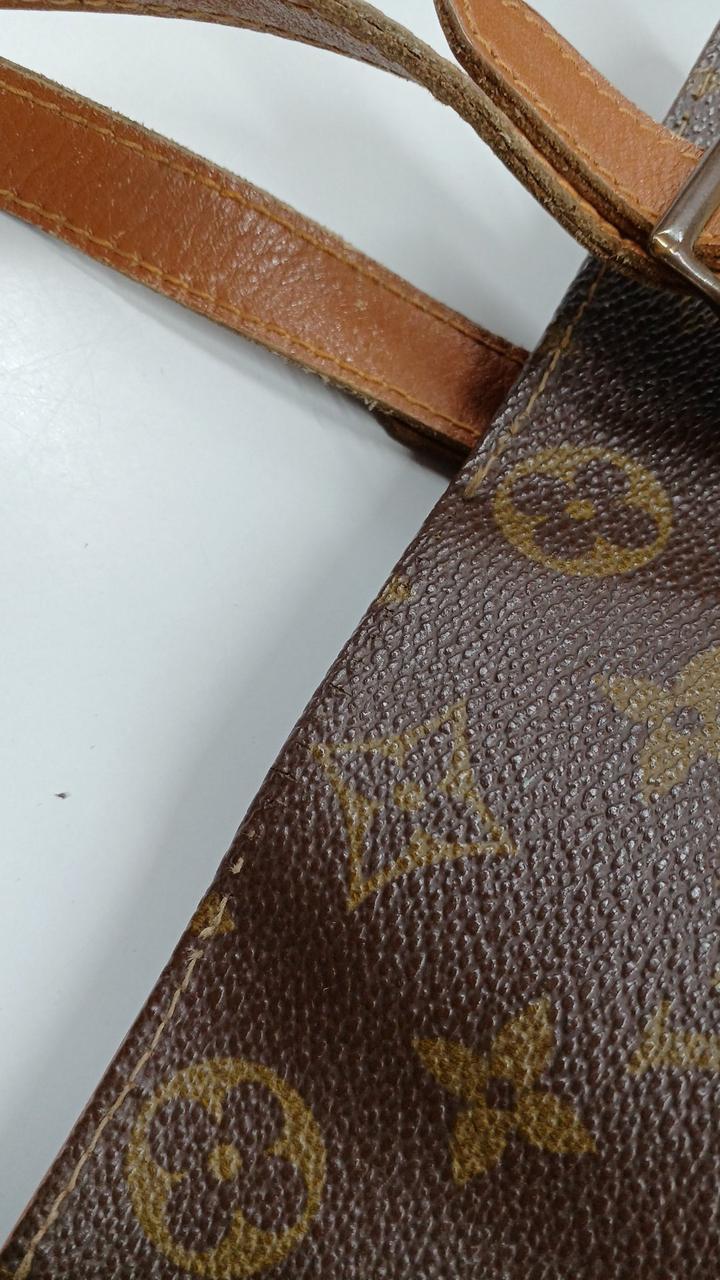 上部糸全体的にほつれています