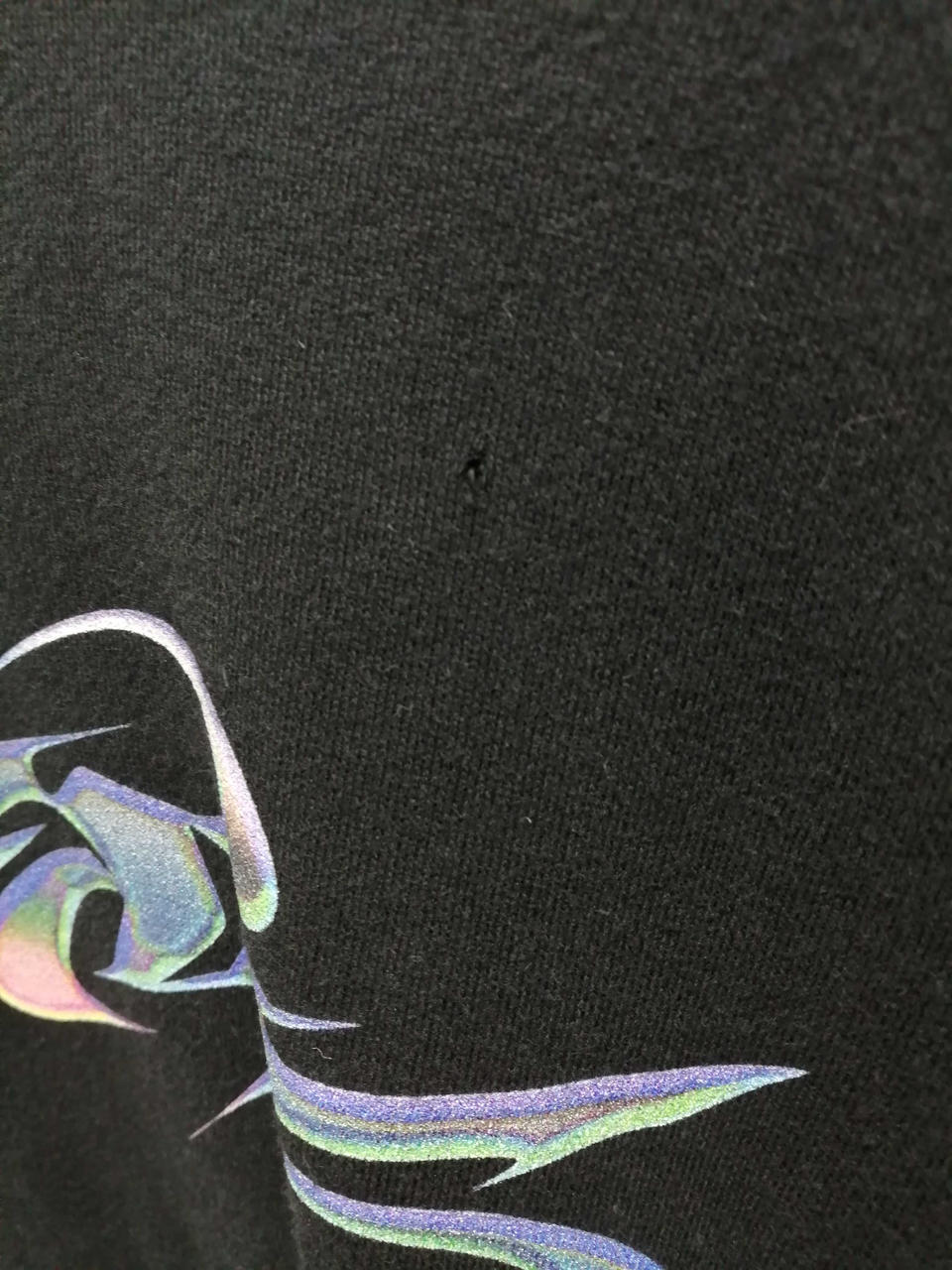 ロゴ右上に1ミリ程度の穴あり