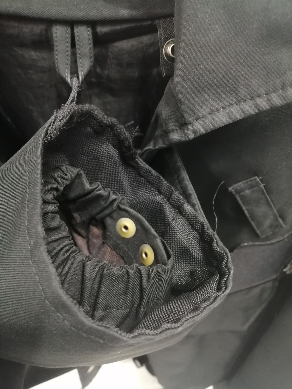 右袖ほつれあり