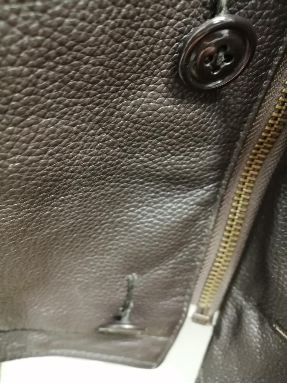 ボタン糸伸びあり