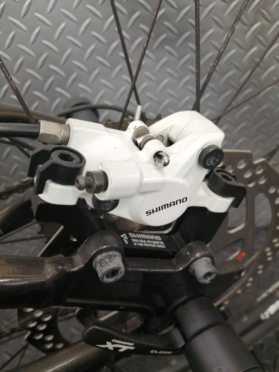 前後油圧式キャリパー装備