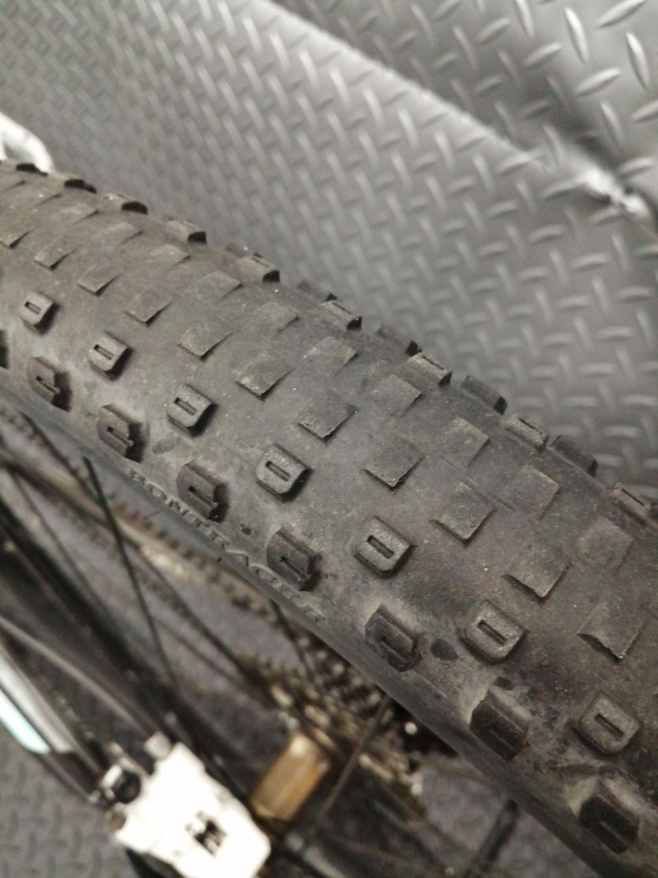 タイヤは中央の山が擦り減っています