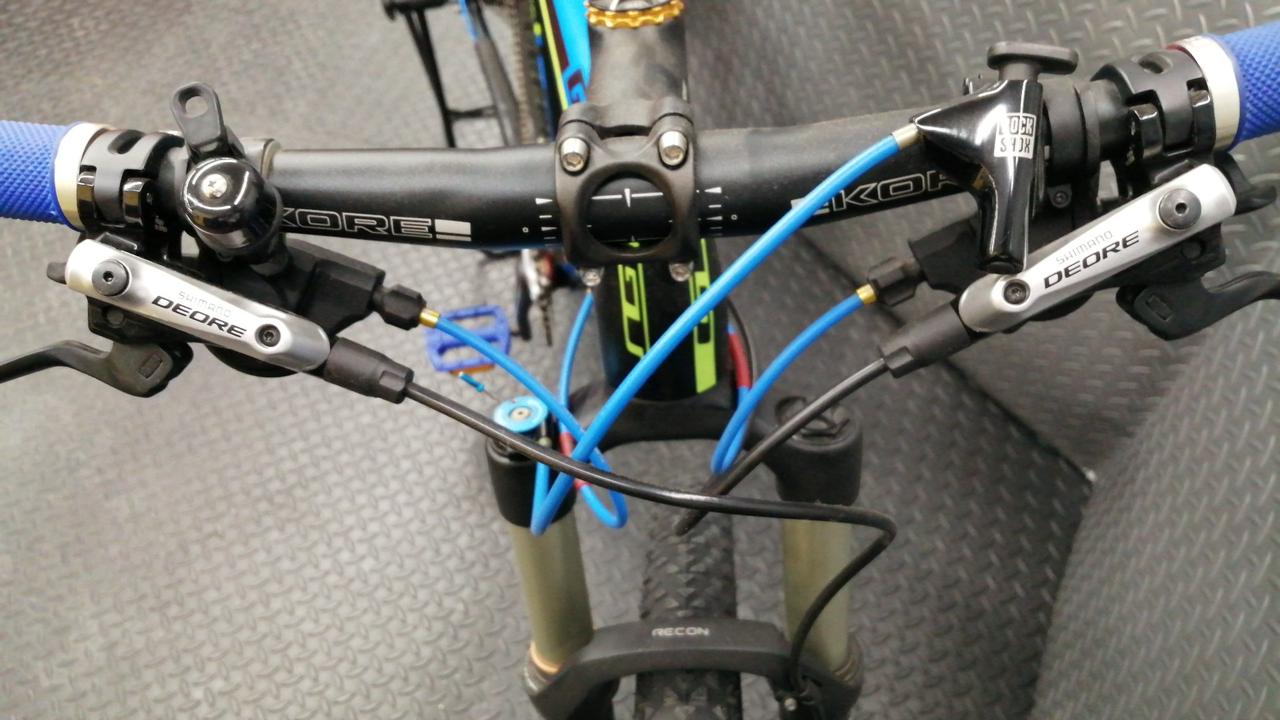 DEOREのブレーキレバーが入ってます。