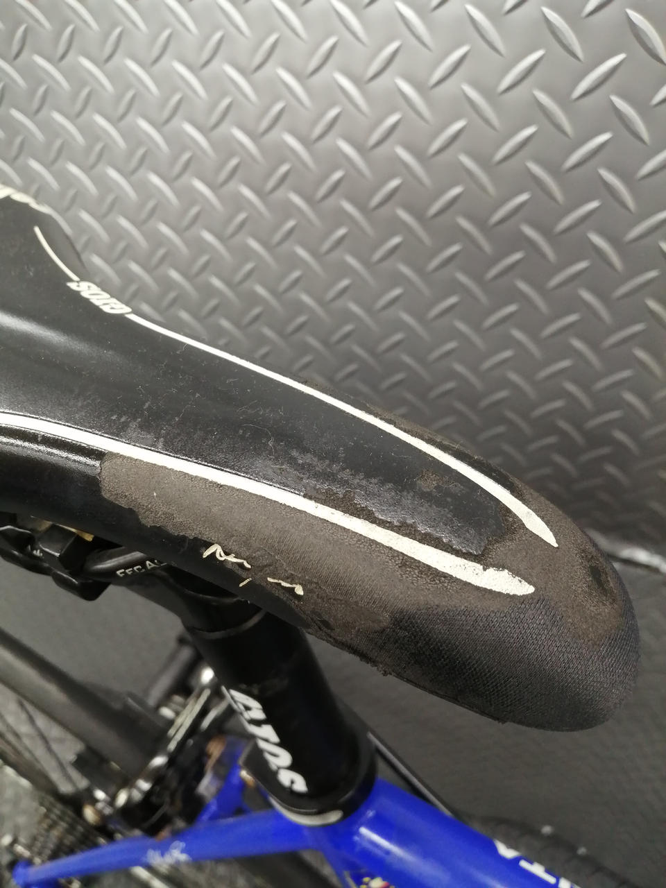 サドルに痛みあり